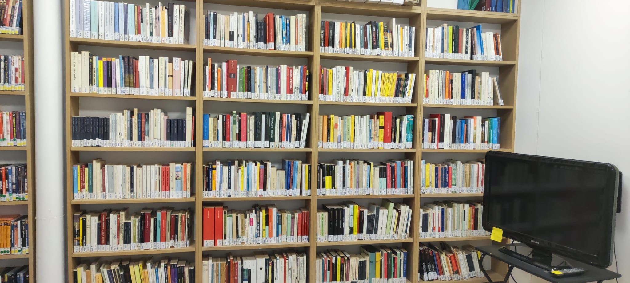 Bibliothèque de Polimnia (rayonnages et espace de lecture)
